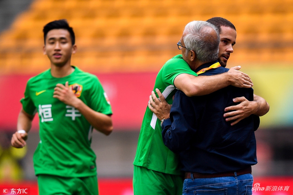 苏亚雷斯拥抱曼萨诺