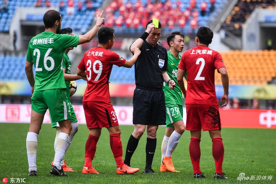 主裁判出示黄牌