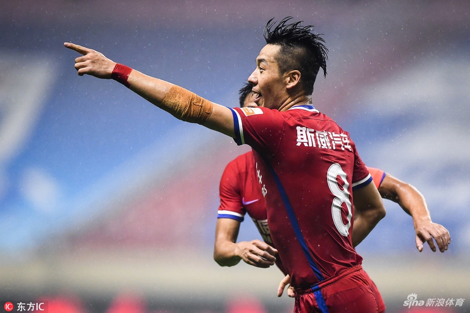 丁捷庆祝进球