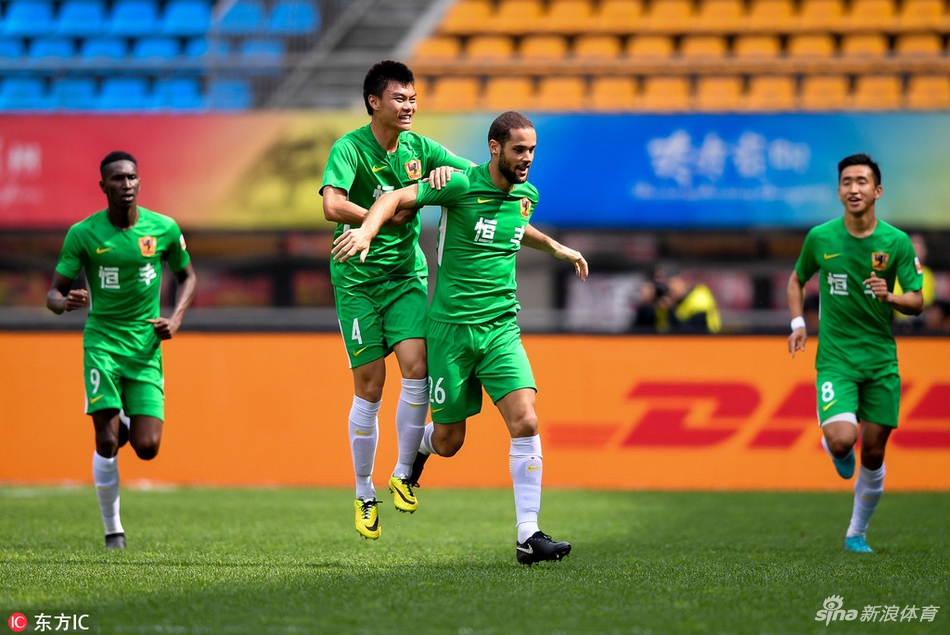 苏亚雷斯庆祝进球