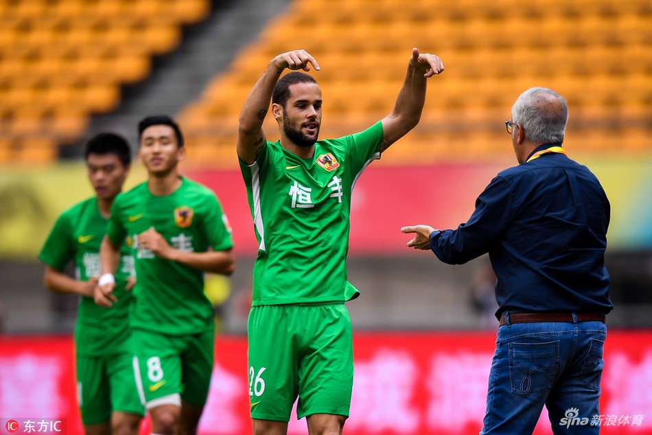 苏亚雷斯和曼萨诺击掌