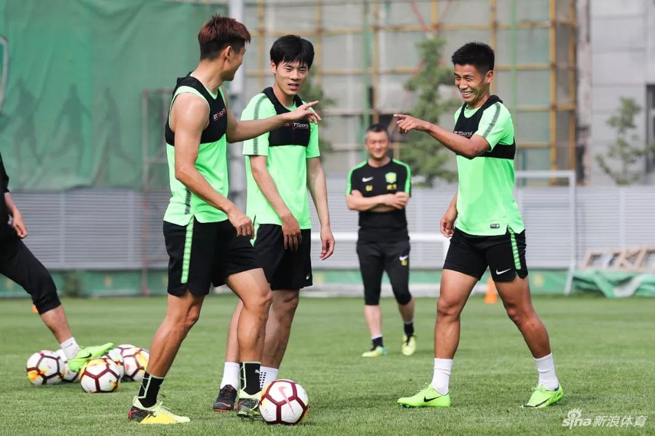 国安众将笑容灿烂