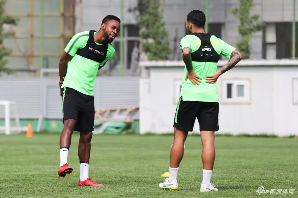 国安两大外援聊天