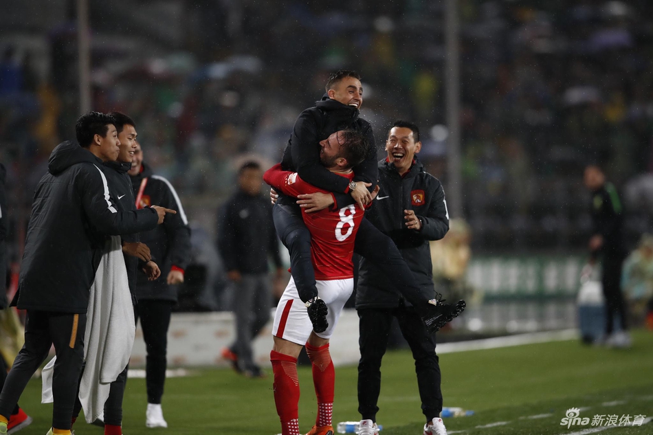 古德利和卡帅拥抱庆祝