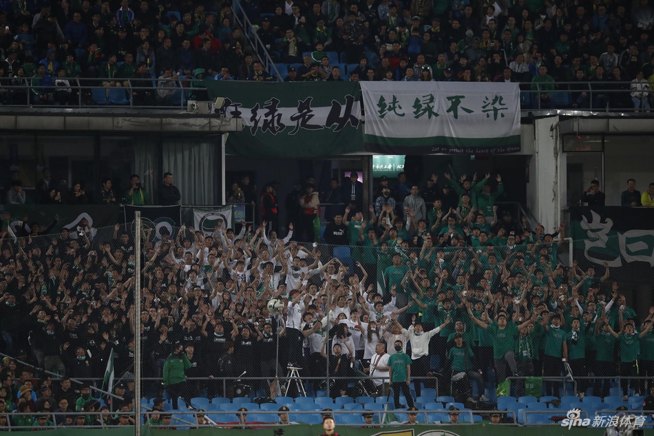 国安球迷助威