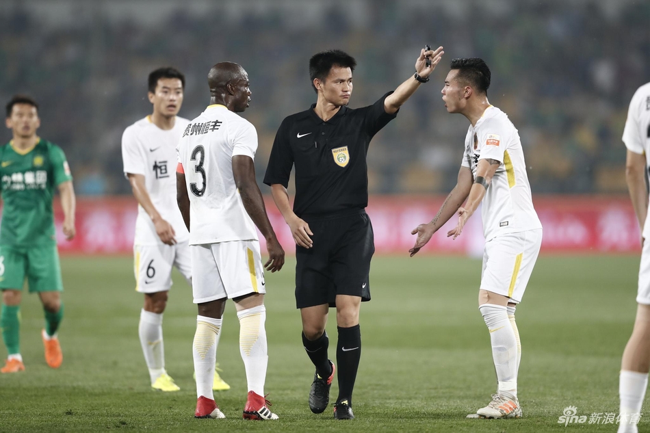 贵州球员向裁判抗议
