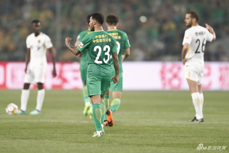 比埃拉庆祝进球