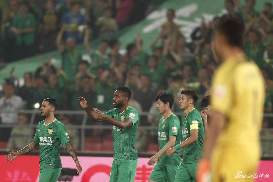 巴坎布庆祝进球