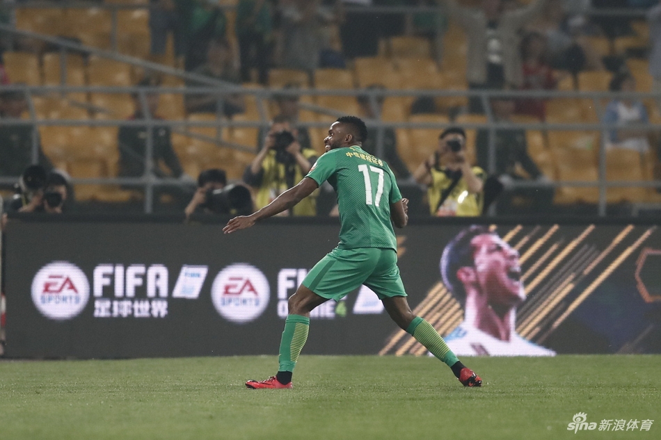 巴坎布庆祝进球