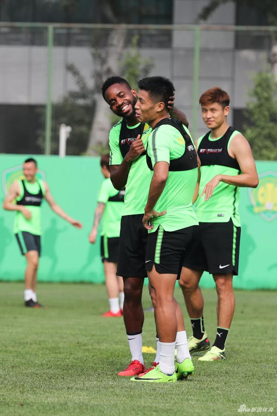 巴坎布笑容灿烂