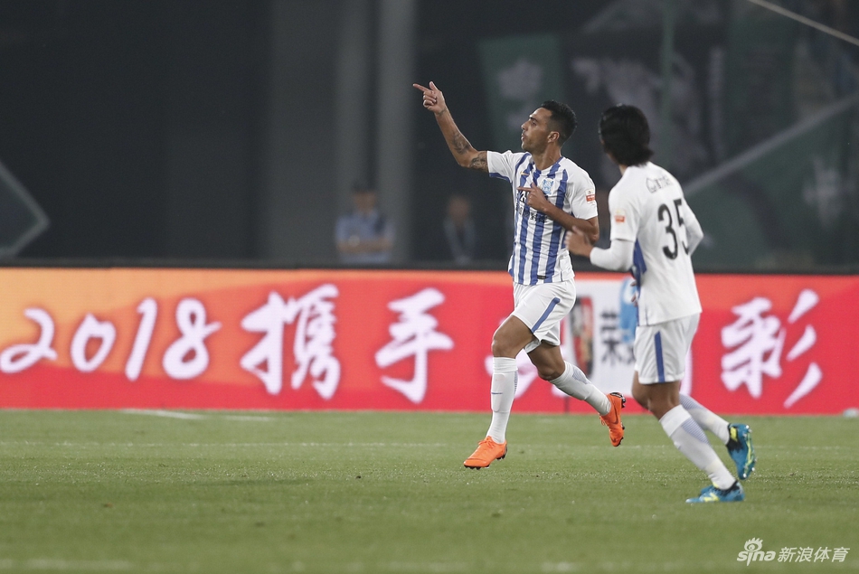 扎哈维庆祝进球