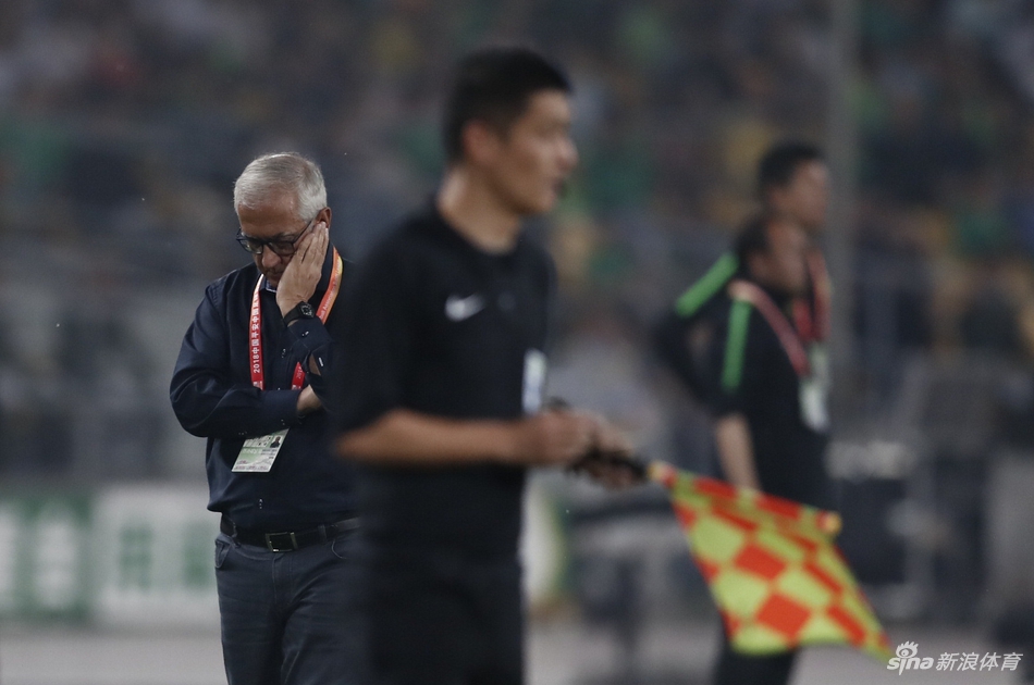 曼萨诺表情沮丧