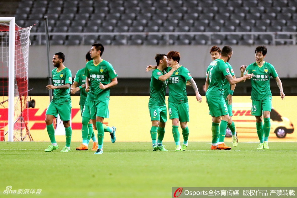 朴成接受队友祝贺