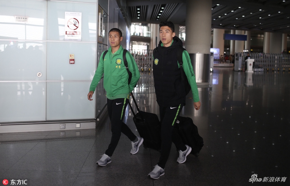 国安返京巴坎布和球迷开心起舞