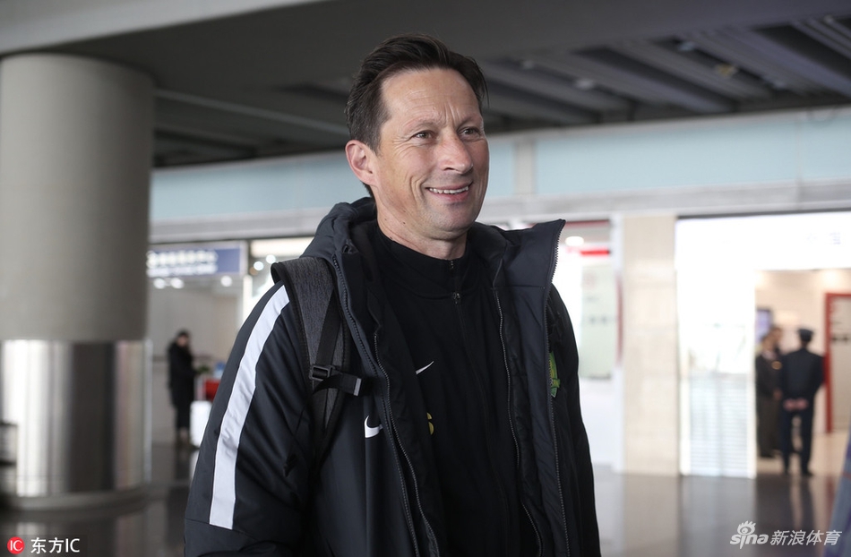 国安返京巴坎布和球迷开心起舞