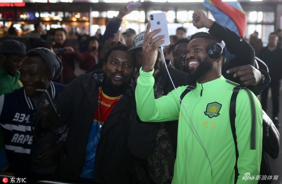 国安返京巴坎布和球迷开心起舞