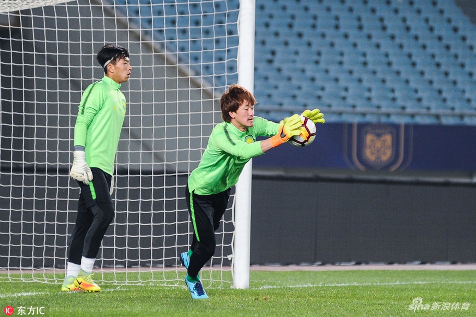 国安踩场训练四外援齐亮相