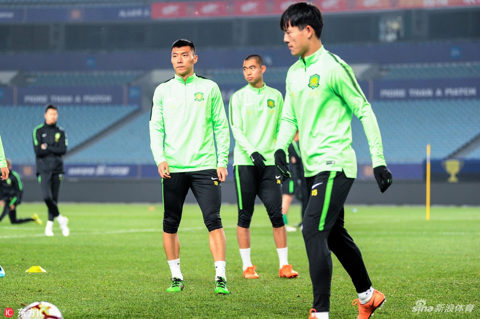 国安踩场训练四外援齐亮相