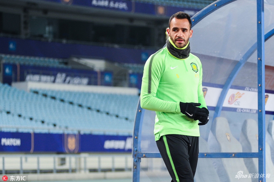 国安踩场训练四外援齐亮相