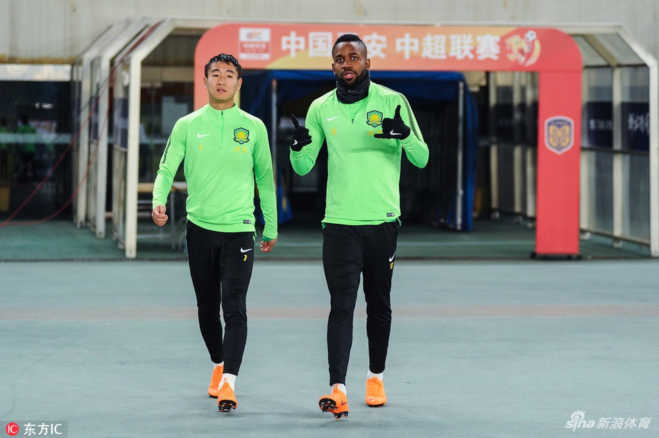 国安踩场训练四外援齐亮相