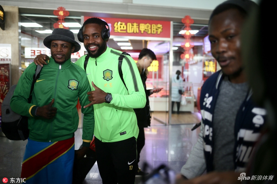 国安返京巴坎布和球迷开心起舞