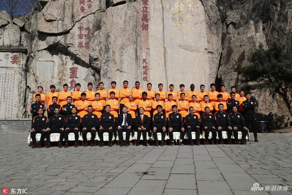 鲁能众将登泰山祈福新赛季