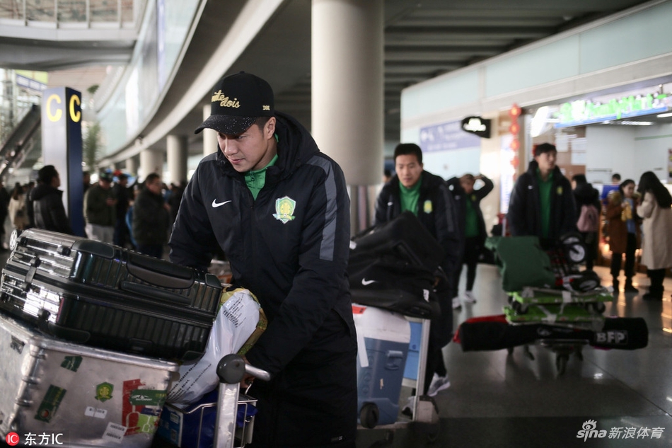 国安返京巴坎布和球迷开心起舞