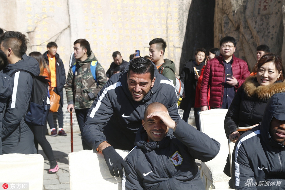 鲁能众将登泰山祈福新赛季