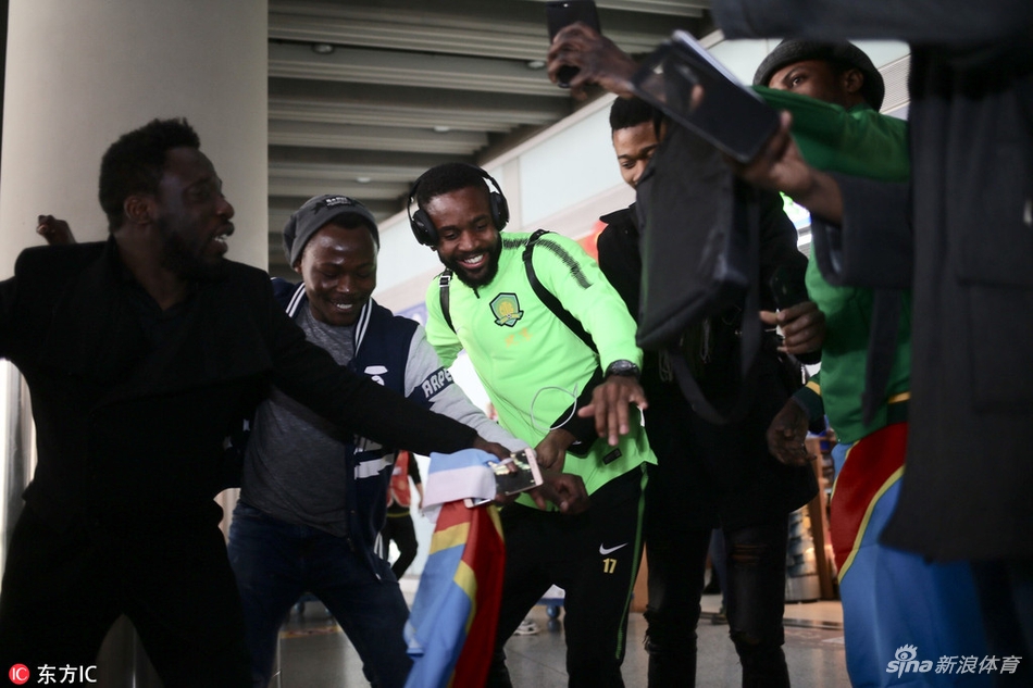 国安返京巴坎布和球迷开心起舞