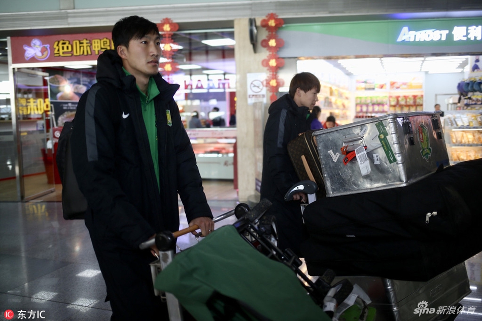 国安返京巴坎布和球迷开心起舞