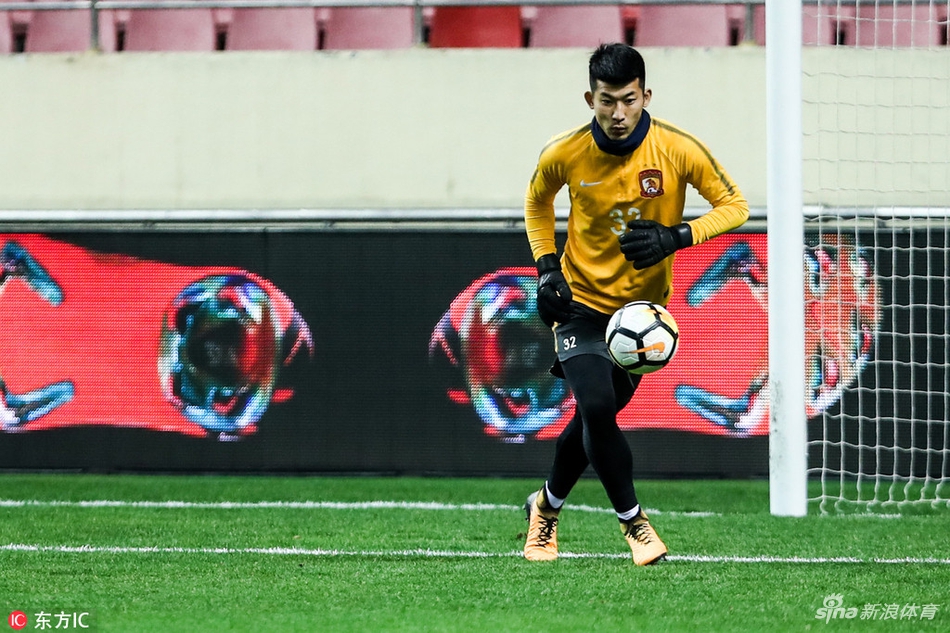 广州恒大踩场训练备战超级杯