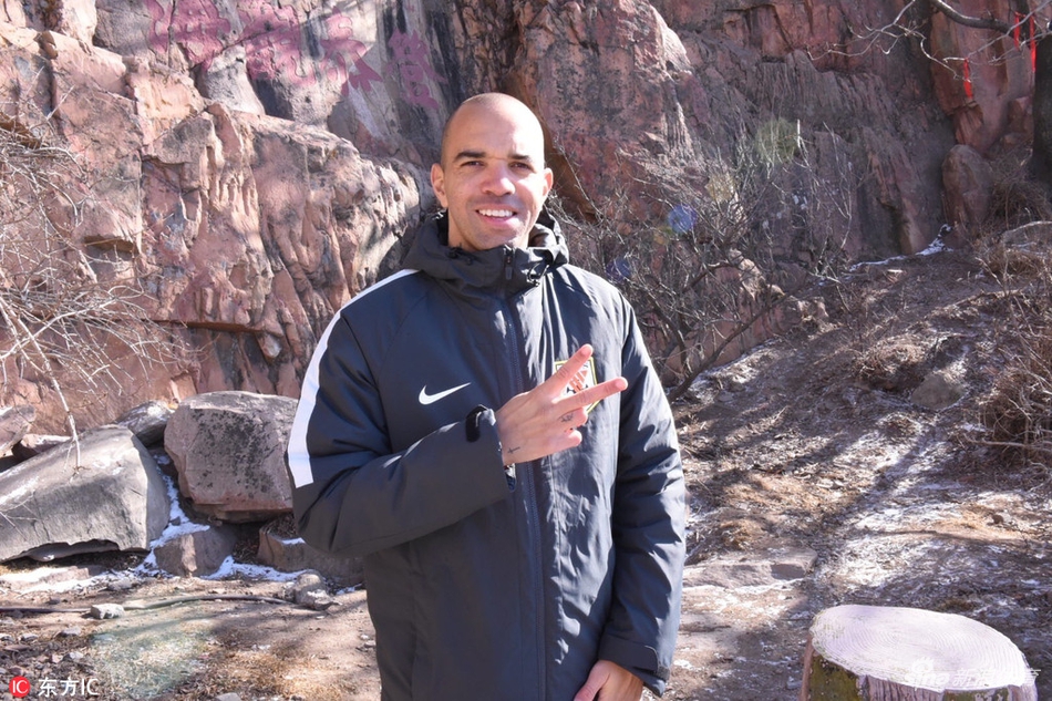 鲁能众将登泰山祈福新赛季