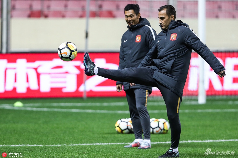 广州恒大踩场训练备战超级杯