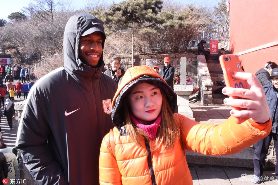 鲁能众将登泰山祈福新赛季