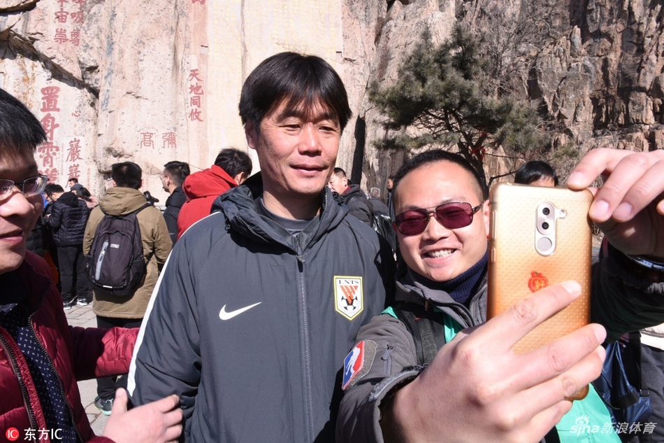 鲁能众将登泰山祈福新赛季