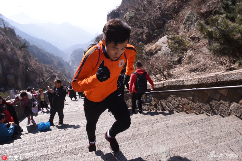 鲁能众将登泰山祈福新赛季