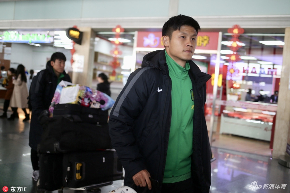 国安返京巴坎布和球迷开心起舞