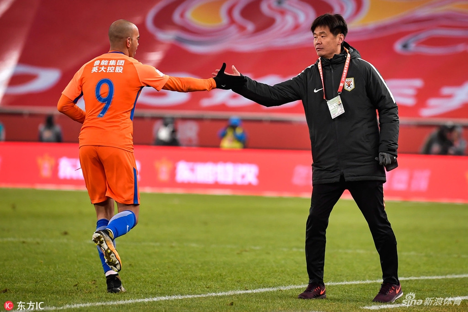 塔尔德利和李霄鹏击掌