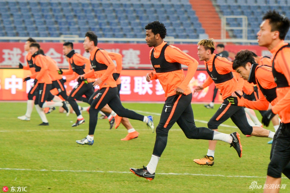 山东鲁能踩场训练备战重庆