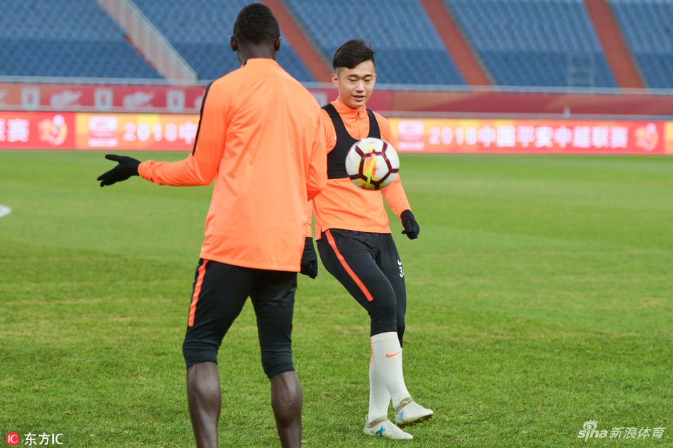 山东鲁能踩场训练备战重庆