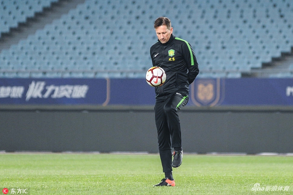 国安踩场训练四外援齐亮相