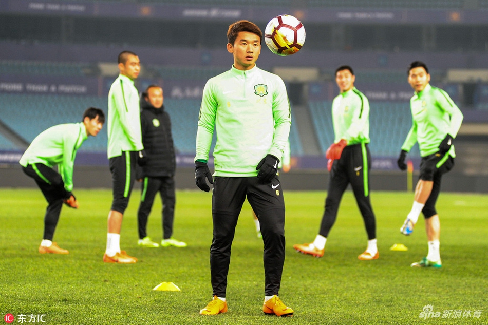 国安踩场训练四外援齐亮相