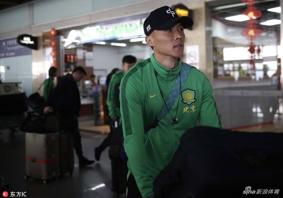 国安返京巴坎布和球迷开心起舞