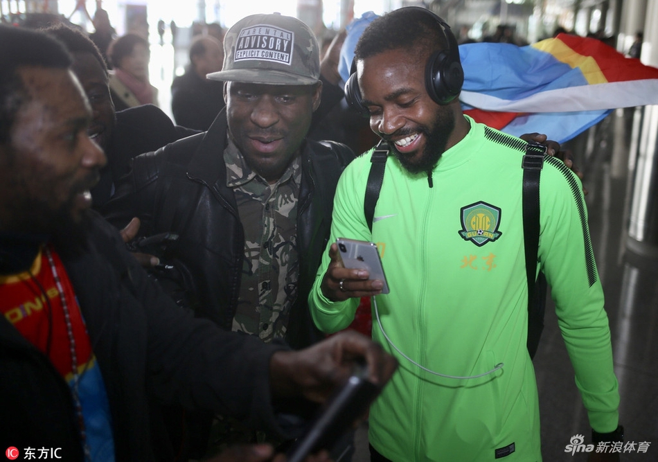 国安返京巴坎布和球迷开心起舞