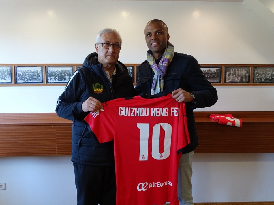 曼萨诺获赠马洛卡纪念球衣