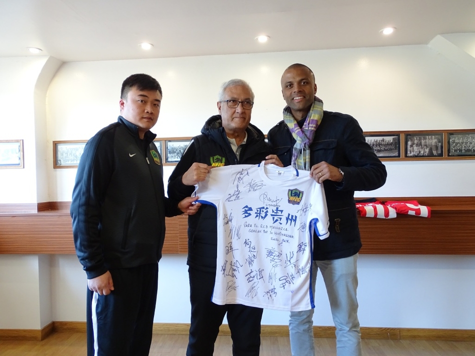 曼萨诺获赠马洛卡纪念球衣