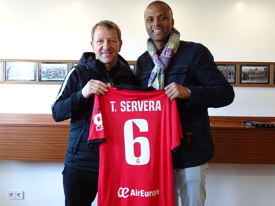 曼萨诺获赠马洛卡纪念球衣