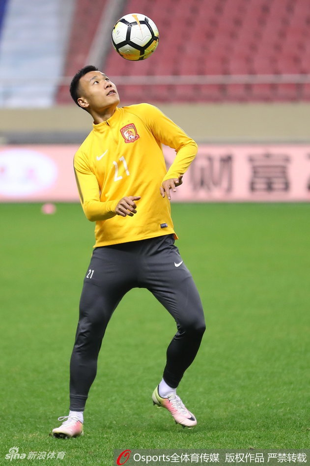 广州恒大踩场训练备战超级杯