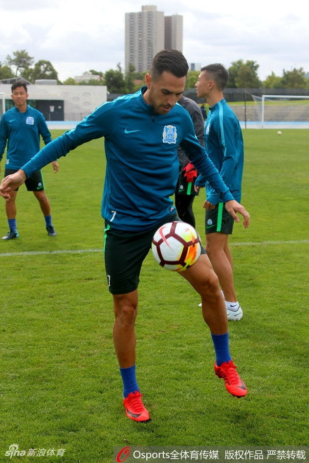 富力澳洲冬训扎哈维秀脚法