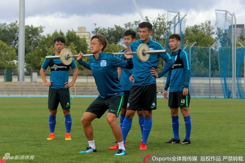 富力澳洲冬训扎哈维秀脚法